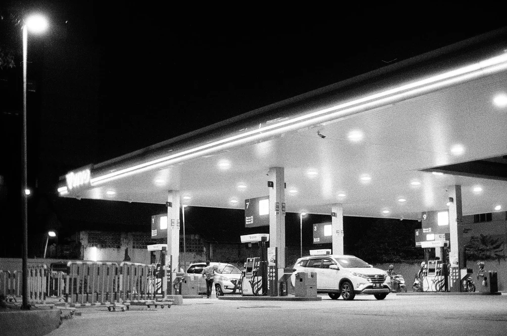 Night Gas Station in Black and White Film. Shot with Olympus OM-1, Olympus Zuiko 50mm f/1.8, Kentmere 400 film